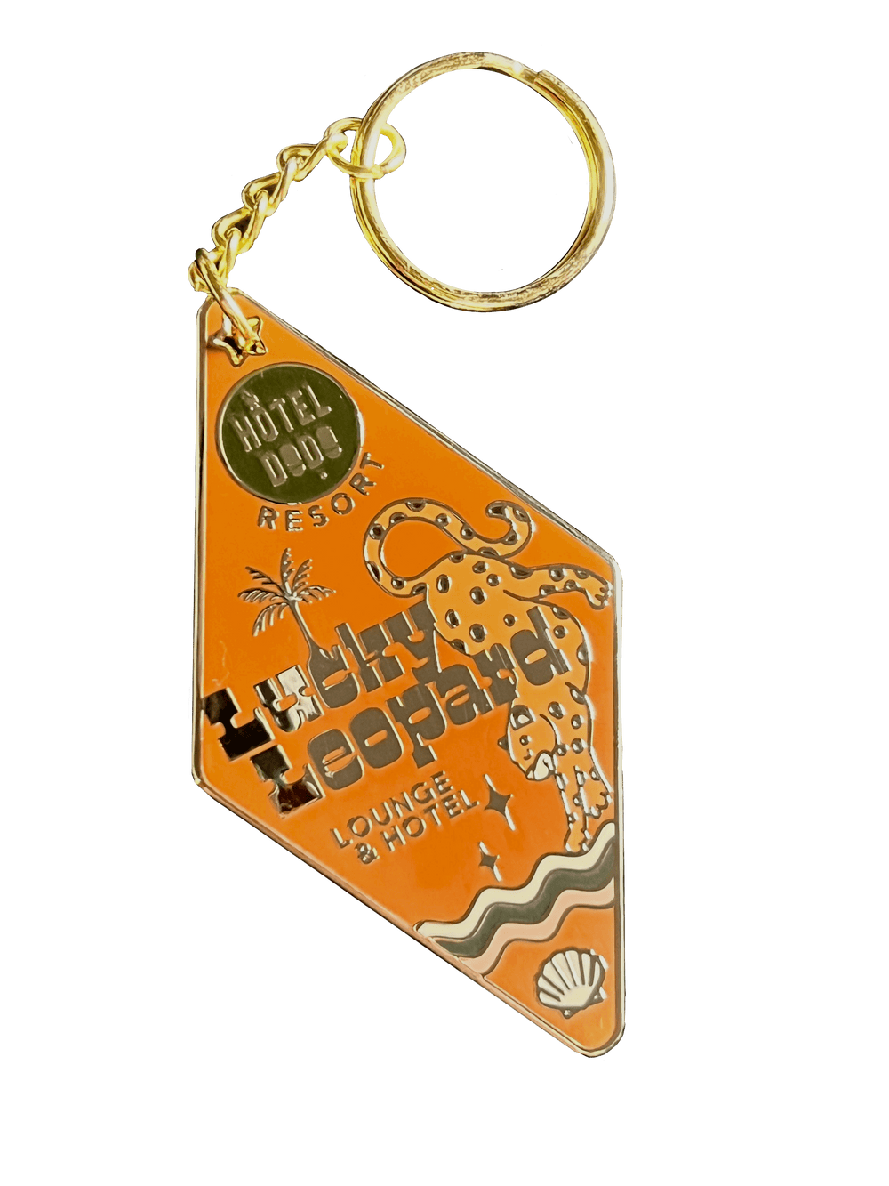 The Lucky Leopard Lounge Motel Keyring by Hôtel Dodo features a diamond-shaped enamel tag adorned with a leopard illustration, "Lucky Leopard Lounge & Hotel" text, and "Hôtel Dodo Resort," all attached to a gold keyring.