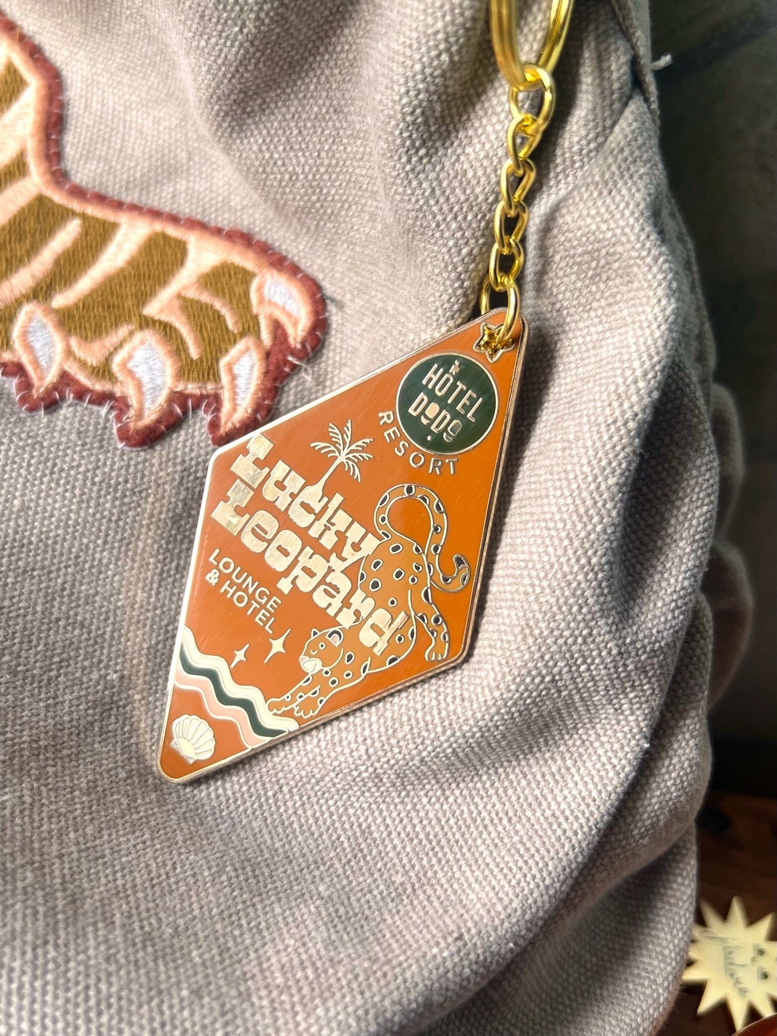 Lucky Leopard Lounge Motel Keyring – diedododa