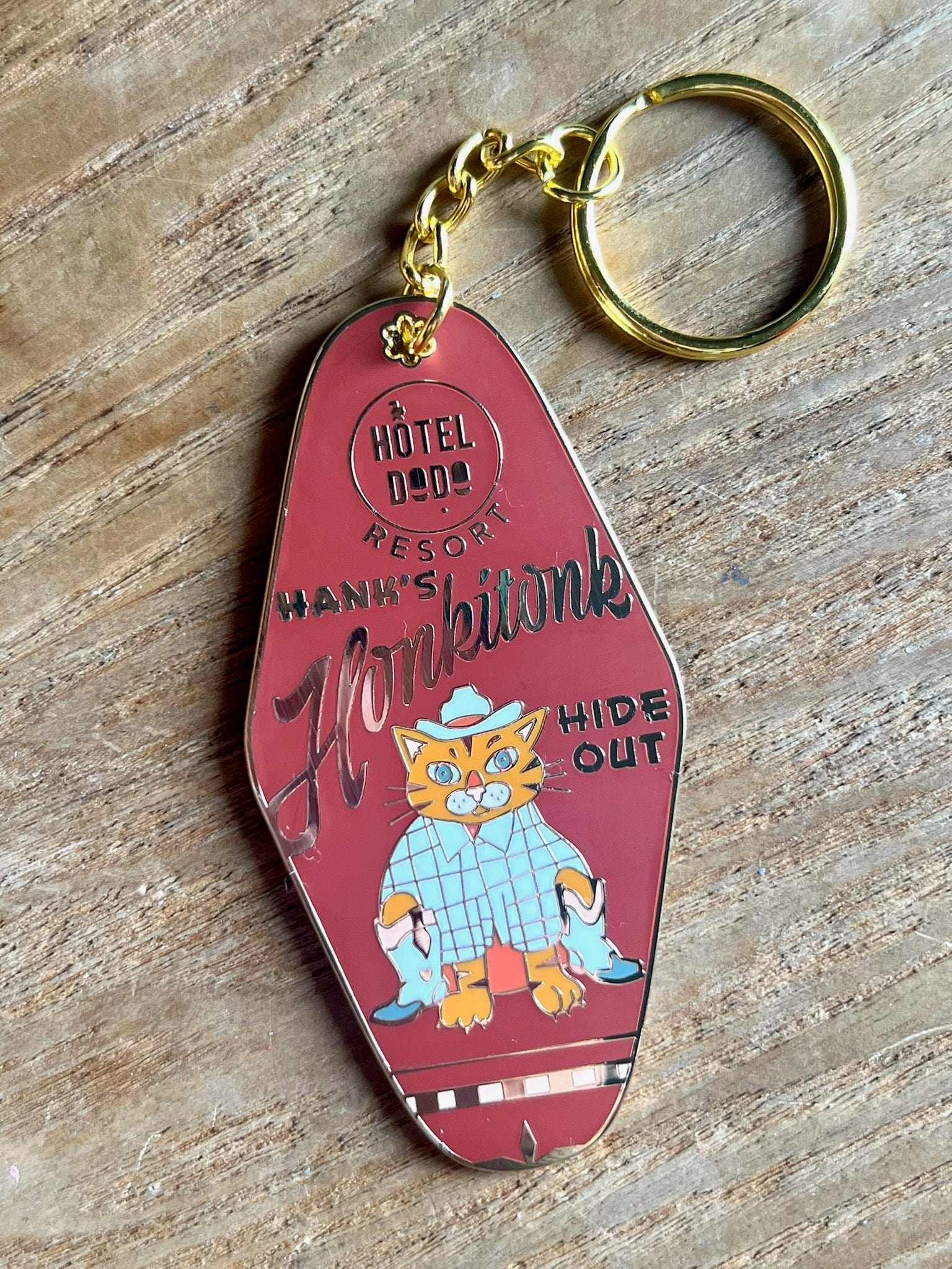 The Hank's Honkitonk Hideout Keyring by Hôtel Dodo features a vintage-style design with 